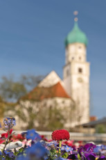 Wasserburg 0686-2023, Blumenbeet vor Kirche St. Georg