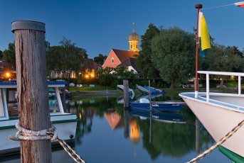 Allensbach 0501-2024, Dämmerstunde am Hafen und Kirche St Nikol