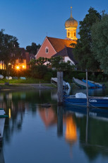 Allensbach 0517-2024, Dämmerstunde am Hafen und Kirche St Nikol