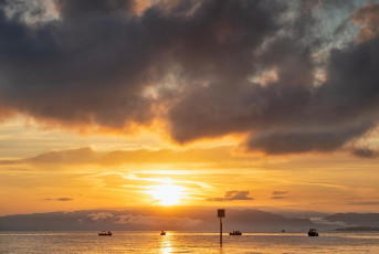 Arbon 0140-2024, Seezeichen und Fischer im Sonnenaufgang