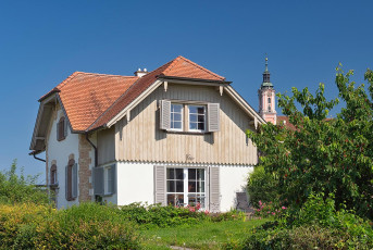 Birnau 0740-2024, Bahnwärterhäuschen und Barockkirche Birnau