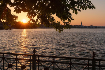 Friedrichshafen 2170-2024, Sonnenaufgang über Stadt mit Nikolau
