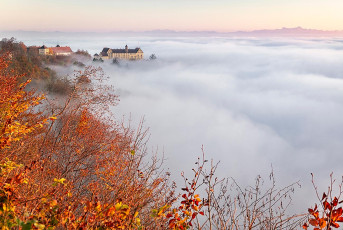 Heiligenberg 0010-2024, Schloss und Alpen mit nebelbedecktem See