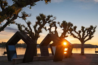 Konstanz 2222-2024, Kunstwerk am Gondelhafen im Sonnenaufgang