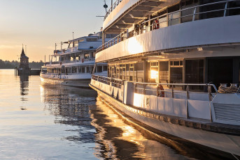 Konstanz 2234-2024, Schiffe im Hafen und Leuchtturm im Morgenlic
