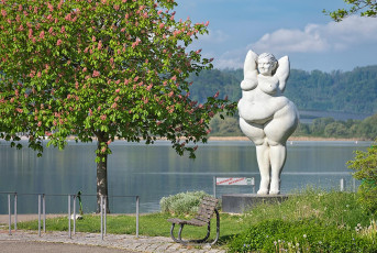 Ludwigshafen 0564-2024, Skulptur Yolanda an der Promenade