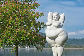 Ludwigshafen 0568-2024, Skulptur Yolanda an der Promenade