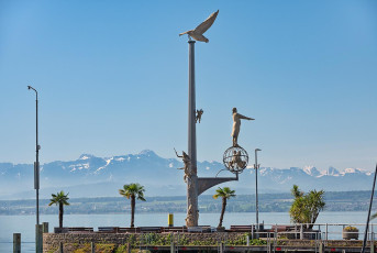 Meersburg 2184-2024, Magische Säule von Peter Lenk und Alpen