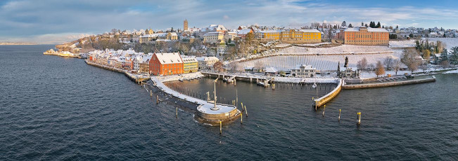 Meersburg 2239-2024 PANO, Winter am Hafen Drohnenaufnahme