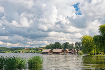 Unteruhldingen 0870-2024, Hochwasser vor Pfahlbauten und Birnau
