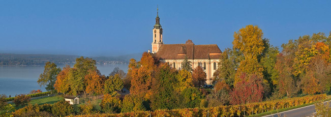 Birnau 0835-2025 PANO, Barockkirche im Herbstlaub