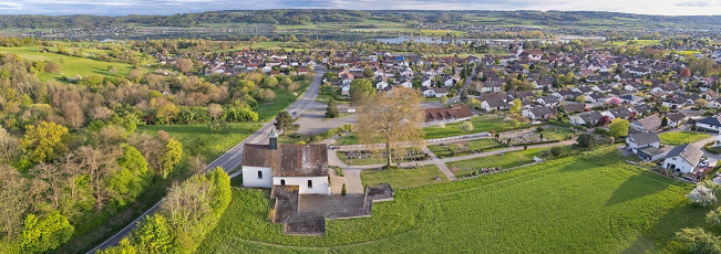 Öhningen 0075-2025 PANO, Friedhof und Blick zum See D
