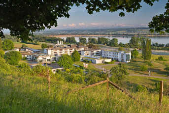 Allensbach 0525-2025, Blick vom Röhrenberg auf Kliniken Schmied