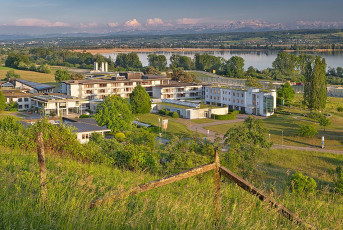Allensbach 0527-2025, Blick vom Röhrenberg auf Kliniken Schmied