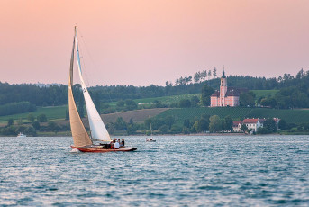 Birnau 0826-2025, Segelboot vor der Barockkirche