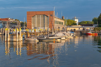 Friedrichshafen 2220-2025, Fährehafen in der Morgensonne