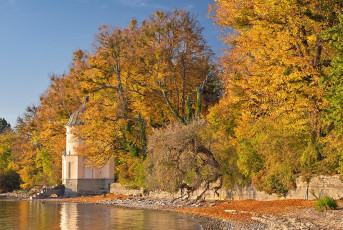 Immenstaad 1469-2025, Herbstliches Seeufer und Pavillon beim Sch