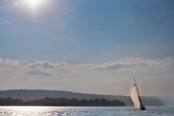 Überlingen 4999-2025, Segelboot im Gegenlicht