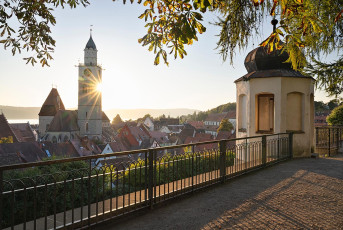 Überlingen 5028-2025, Museumsgarten und Altstadt mit Münster