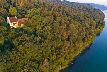 Wallhausen 0206-2024, Burghof Drohnenaufnahme