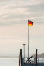 Allensbach 0208-2011, Flagge an der Hafenmauer