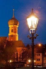 Allensbach 0230-2011, Straßenlaterne und Dorfkirche bei Nacht