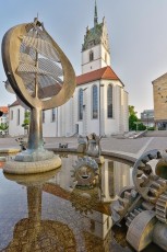 Friedrichshafen 0966-2014, Wasserspiegelung Nikolauskirche im Bu