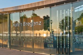 Bregenz 0735-2014, abendliche Spiegelung im neuen Hafengebäude