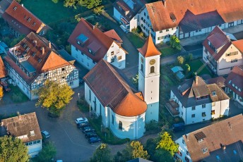 Fischbach 0059-2013, Luftaufnahme Ortskern mit Kirche St Vitus
