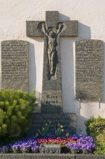 Hagnau 129-2008 A, Gedenkkreuz an Kath Kirche St Johann Baptist
