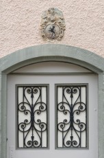 Hagnau 240-2008 B,  Türe und Wappen Sparkasse Seestrasse
