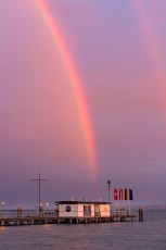 Hagnau 0846-2012, Regenbogen über der Schiffslände