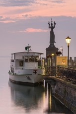 Konstanz 0674-2012, Hafeneinfahrt mit Imperia und Schiff in der