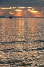 Langenargen 0189-2010, Seezeichen mit Lichtdurchbruch beim Sonne