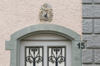 Hagnau 241-2008 B,  Türe und Wappen Sparkasse Seestrasse