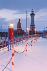 Lindau 240-2010, Winterliche Hafeneinfahrt im Morgengrauen