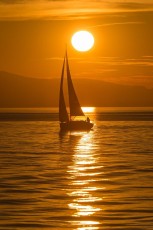 Lindau 1025-2012, Segelboot vor untergehender Sonne