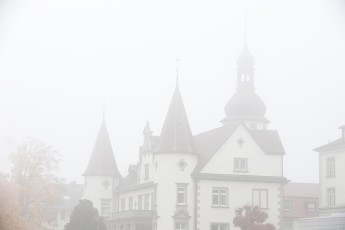 Hegne 0812-2009, Zinnen des Klosters im Nebel