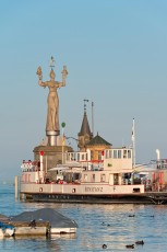 Konstanz 0982-2015, Hafeneinfahrt mit Imperia vom Gondelhafen au