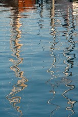 Konstanz 0993-2015, Wasserspiegelung von Booten im Jachthafen