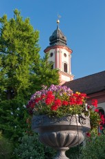 Mainau 306-2010, Blumenkübel vor der Kirche
