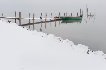Iznang 0152-2010, Ufer und Bootssteg im Schnee