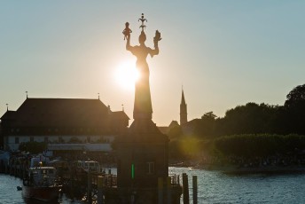 Konstanz 0557-2012, Hafeneinfahrt mit Imperia im Gegenlicht