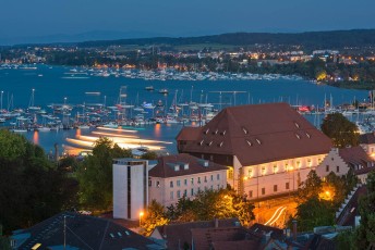 Konstanz 0568-2012, Beleuchtetes Konzil und Hafen beim Seenachts