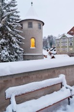 Meersburg 1451-2014, Verschneite Burg mit beleuchtetem Fenster u