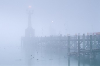 Konstanz, Imperia und Schiffslände im Nebel