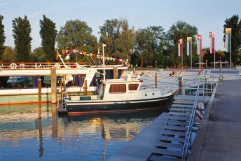 Kreuzlingen, Boot im Hafen im Abendlicht