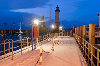 Lindau 235-2010, Winterliche Hafeneinfahrt im Morgengrauen