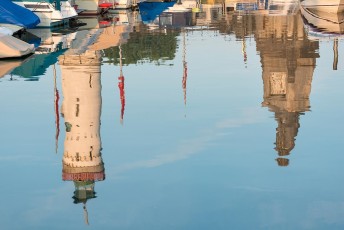 Lindau 1301-2013, Wasserspiegelung der Hafeneinfahrt