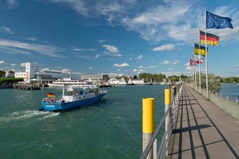 Friedrichshafen 1220-2015, Mole am Fährhafen mit Fahnen und Bli